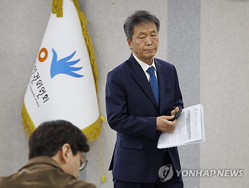 김용원 국가인권위원회 상임위원이 9일 오후 국가인권위에서 비상계엄 관련 입장문을 발표한 뒤 이동하고 있다.<연합뉴스>